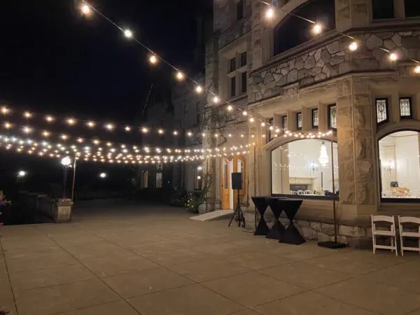 A building with lights hanging from the ceiling.