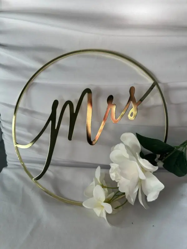 A gold circle with the word " mrs ".